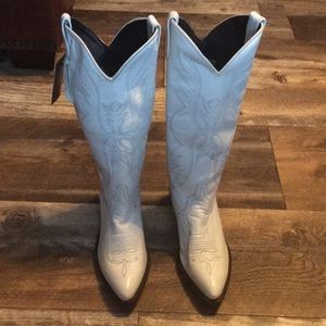 NWT Ladies white Laredo cowboy boots.